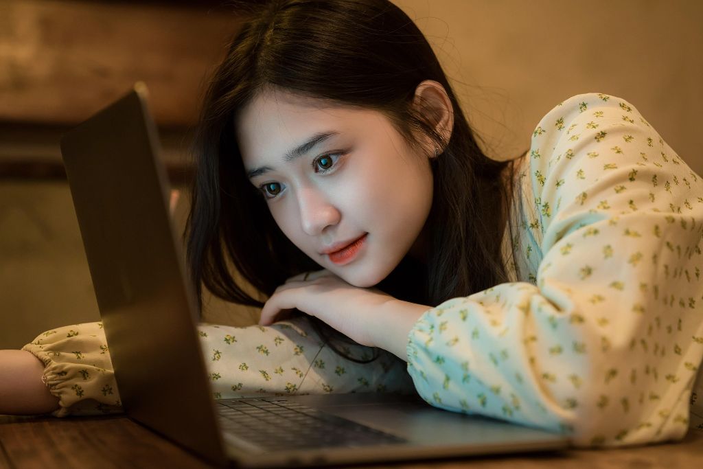 A learner taking an online Japanese lesson